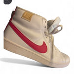 Nike  Court Royale 2 Mid Sneaker Women 9 White w/Pink Swoosh Hightop Photo 0