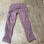 Lululemon women’s capris in EUC Photo 5