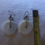 Shell and hammered loop pierced earrings White Photo 3