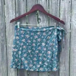 American Eagle  100% Rayon Green Pink Floral Short Mini Wrap Skirt Woman's Sz M Photo 1