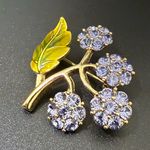 Vintage MONET Purple Glass Rhinestone Hydrangea Flowers Enameled Leaf Brooch 8g. Photo 6