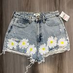 Forever 21 NWT Daisy Embroidered Rare High Rise Distressed Denim Jean Shorts 29 Photo 0