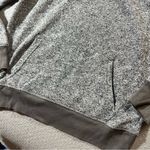 Gap  Women’s Grey White Heathered Pullover Hoodie Kangaroo Pockets Medium EUC Photo 1