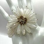 White flower beaded bracelet Photo 1