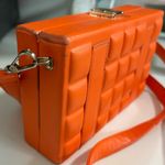 Source Unknown Woman’s box cross body bag in orange color Photo 6