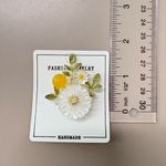White‎ Floral Brooch with Yellow Bead Accent – daisy natural Photo 3
