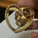 Signed Avon Gold Tone Emerald Color Rhinestone May Birthstone Heart Brooch Pin Photo 2