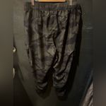 Old Navy Women’s Green Camouflage Cargo Athletic Pants Photo 4