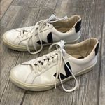 VEJA women’s White and Black Sneakers Photo 0