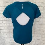 Under Armour women M fitted heat gear athletic top w/cutout Back Photo 9