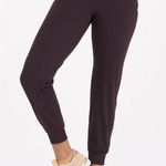 Vuori  Daily Jogger in Dark Cherry Photo 0