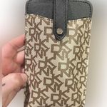 DKNY NWT 2pc Gift Set w/ Phone Holder Crossbody & Black Acrylic Yarn Scarf Photo 2