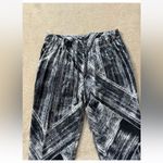 Lululemon  Women’s Jet Crop Luon Heat Wave‎ Black White Streaks Striped Size 6 Photo 1
