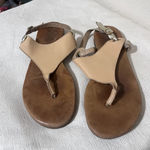 Sophia Milano  Womens 10 Beige Italian Leather Thong Sandals butter soft gold Photo 1