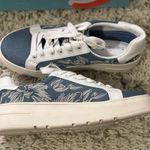 Baretraps Beartraps Nishelle Blue & White Rebound Technology Support Size 6.5 Photo 0