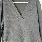 Lululemon Womens Ripple V-neck Black Pullover Sweatshirt Hi-Low Size 8 Photo 2