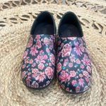 Crocs  Neria Pro II graphic floral red roses clogs size 7 Photo 1