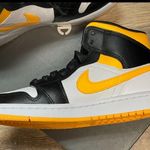 Nike Rare Women’s Air Jordan 1 Mid Laser Orange/Black - Brand New 7.5 (W) Photo 3