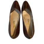 Donna women's size 6.5 shiny brown leather heels pumps 3 1/4" heel Photo 3