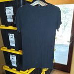 Alo Yoga  Bamboo Blend Fitted Charcoal Gray V-Neck Short Sleeve Tee Size Large Photo 4