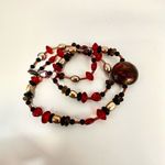 Red, black and faux pearl beaded necklace Red Photo 4