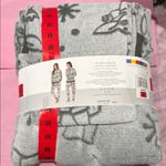 women’s fuzzy Pajamas - size M. 2 pc. Super cozy! Star Wars, yoda Photo 3