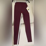Vuori NWT  Chilled Out Performance Legging in a Cerise Color Size S Photo 5