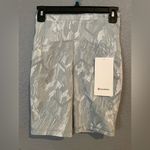 Lululemon New Swift Speed High Rise 8” Shorts Chevron Silver Blue White size 4 Photo 13