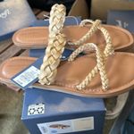 Universal Threads New with tags, universal thread 7 1/2 beige sandals. The name is Hilda sandals. Photo 3