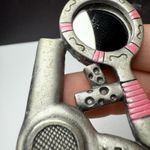 Spoontiques Hairstylist Tools Hairdryer Mirror Brooch Pin Pewter Tone Signed Silver Photo 4