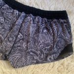 Lululemon Hotty Hot Short
Mini Antique Paisley White Black / Black Size 8 Photo 5