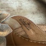 Born Kalani Silver Leather Big Flower Thong Slingback Sandals Womens Sz 9 Photo 3