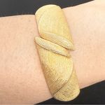 Vintage MONET Signed Brushed Textured Gold Tone Clamper Cuff Hinge Bracelet 51g. Photo 7