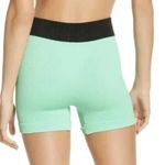 Free People Seamless Short Fresh Cut Photo 1