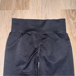 OQQ Black Seamless Butt Scrunch Leggings Photo 3