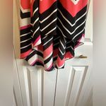 Elegant Black & Coral Chevron Print Dress with Fitted Bodice and Flowy B2 Skirt Pink Photo 4