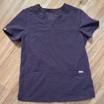 FIGS  Casma scrub top. Size XS. Purple shadow. Three front pockets Photo 0