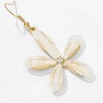 Boutique Vintage White Flower Earrings Photo 1