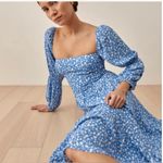 Reformation dress size 6 flattering silhouette, accentuated by the puff sleeves Photo 6
