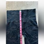 Spanx Womens Look At Me Now Seamless Cropped Leggings Black Camo Sz Large Photo 6