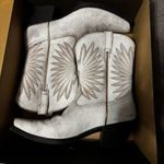 Ariat NWT  Goldie white distressed cowboy boot Sz 9 Photo 2
