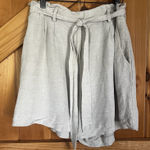 H&M  Woman's 10 Cream Paper‎ bag Shorts Photo 0