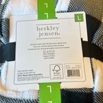 Buffalo checkered cozy plush robe size large White Photo 4