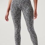 Athleta  Salutation Stash Pocket II 7/8 Tight Legging‎ Jacquard Moonflower Black Photo 0