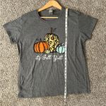 Gildan It’s Fall Ya’ll Golden Grey T-Shirt Pumpkins Casual Comfy XL Autumn November Photo 4