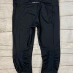 Under Armour women’s M heat gear pull on  compression leggings black capris Photo 8