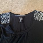 Lucy & Laurel New  embroidered tee M Photo 3