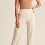 Abercrombie & Fitch  Relaxed Cargo Pant in Cream Size 8/29 Long Photo 0