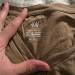 H&M US LG  V neck Coupe fitted light brown T shirt Photo 2