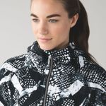 Lululemon SCUBA HOODIE III STATIC MIST WHITE & BLACK SIZE 6 Photo 3